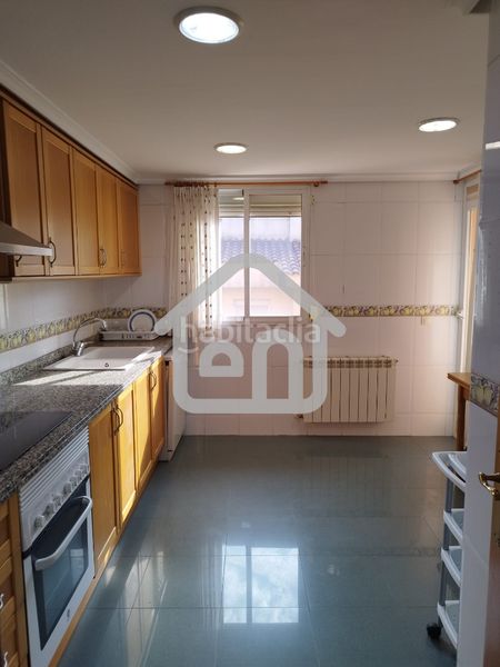 Foto 5b9848a4-9eaf-49ca-95f6-016412e10304. Casa adossada amb xemeneia aparcament a Requena