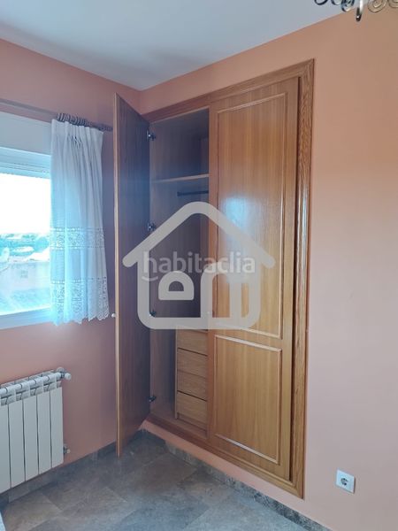 Foto 785a6e71-0764-4243-9c41-38997301b70d. Casa adossada amb xemeneia aparcament a Requena