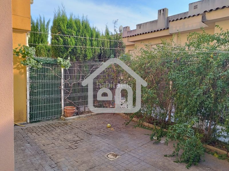 Foto 85a50d85-e95c-47fa-b2bc-825d89ed0a62. Casa adossada amb xemeneia aparcament a Requena
