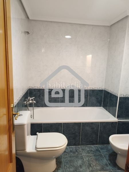 Foto b258c6eb-67d1-40b0-93b7-f6c20d41da18. Casa adossada amb xemeneia aparcament a Requena