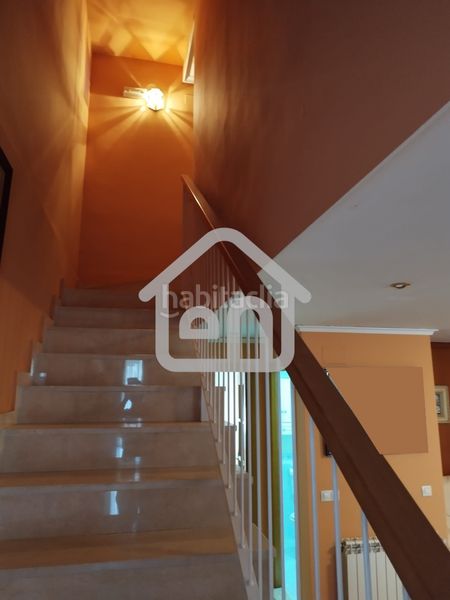 Foto ce512997-8e69-49cb-8507-912292343d97. Casa adossada amb xemeneia aparcament a Requena
