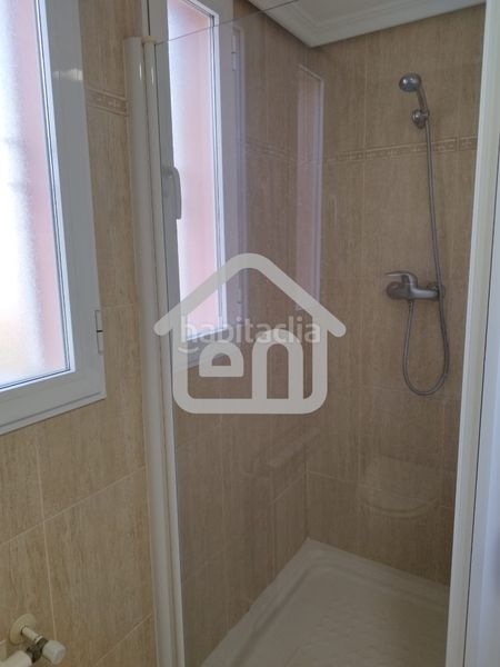 Foto da1bcf63-4d03-452c-a1db-45319ec799a6. Casa adossada amb xemeneia aparcament a Requena