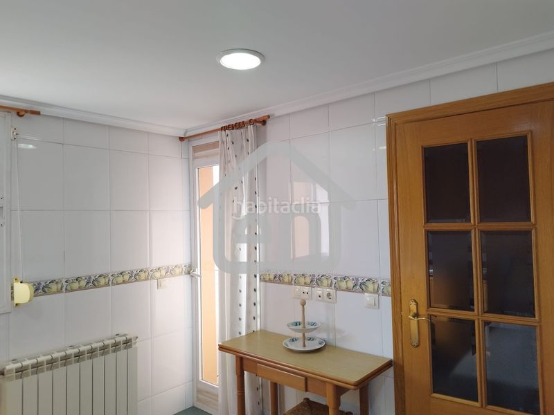 Foto e811b4e1-6625-46cf-9f4d-45e6952d7e0b. Casa adossada amb xemeneia aparcament a Requena