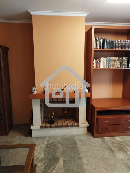 Foto f571a366-7c72-4d8c-86ca-3c0158601e08. Casa adossada amb xemeneia aparcament a Requena