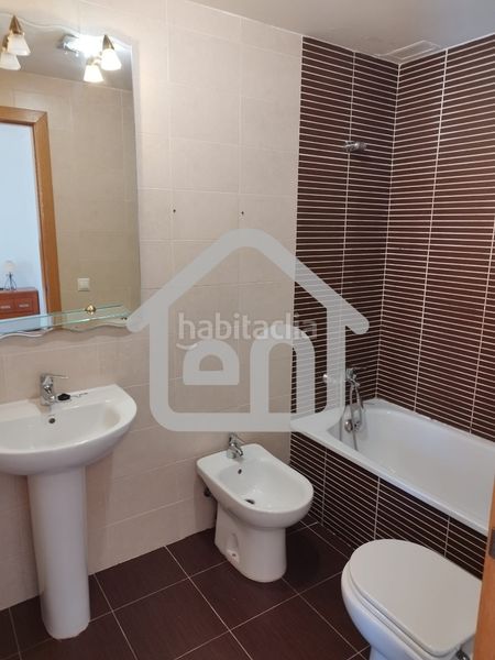 Foto b11ea3d7-9dd8-4b08-b001-187a272af849. Casa adossada amb calefacció aparcament a Requena