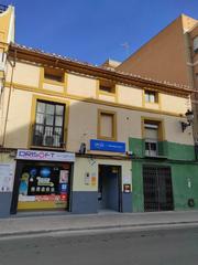 Edifici a Calle constitución 39. Dos casas distribuidas en varios pisos de alquiler y locales com