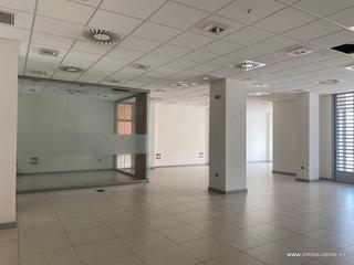 Lloguer Local Comercial a Orihuela Ciudad. Amplio y luminoso local comercial junto a la rotonda de los huer