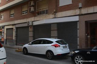 Lloguer Local Comercial a Orihuela Ciudad. Alquiler de local comercial con dos persianas en pleno centro de