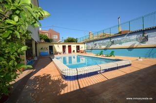 Xalet en Jacarilla. Magnfico chalet en la urb. vistabella de jacarilla  ideal para