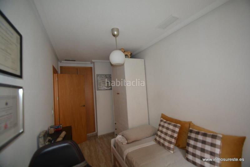Foto 859c3543-c9d9-4b24-943f-2bc92a694ac0. Alquiler piso estupendo piso , zona de luis barcala, 94 m2. construidos, 3 habitaciones, 2 baños completos. en Orihuela