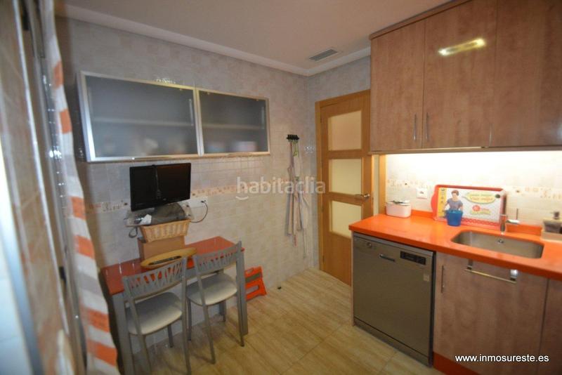 Foto d4e00640-3c0f-4f44-a9df-2dde365f2f7e. Alquiler piso estupendo piso , zona de luis barcala, 94 m2. construidos, 3 habitaciones, 2 baños completos. en Orihuela