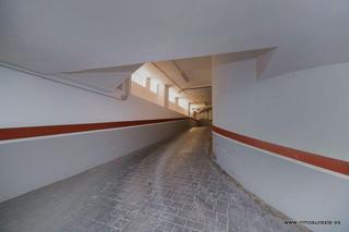 Local commercial à Albatera. Local en venta de 1.383 m situado en albatera, con 44 plazas de