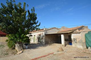 Masía en Molins - Campanete - San Bartolomé. Casa para reformar con terreno en zona de los huertos, orihuela