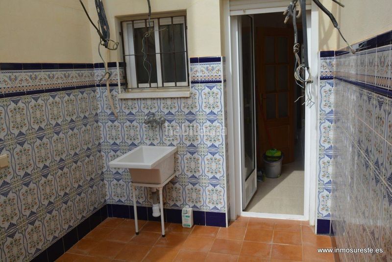 Foto 5b91d294-2246-494d-9133-def2b8334558. Casa adossada amb aparcament a Benferri