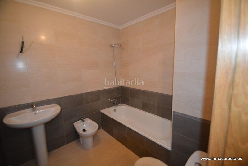 Foto 72b31892-f347-4eb2-a6d3-2b953c3d6385. Casa adossada amb aparcament a Benferri