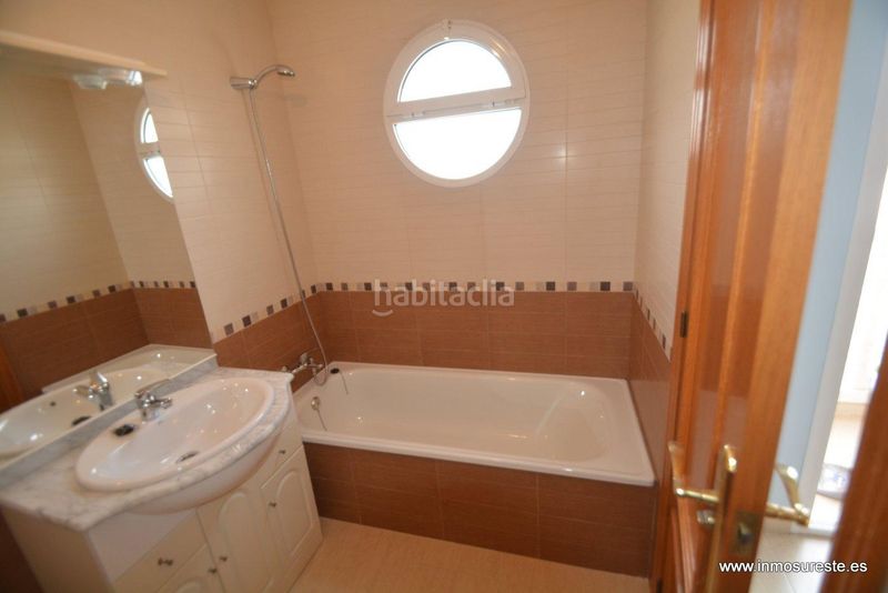 Foto a98e3061-beb1-4350-874f-cf2c6b336ee2. Casa adossada amb aparcament a Benferri