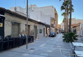 Wohngrundstück in Centro - Muelle Pesquero. Casa en planta baja con parcela de 226 m2. en torrevieja, cerca