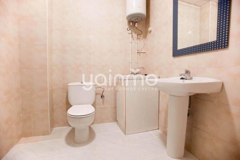 Foto b79f9c6d-7fb6-4609-8f65-e20e12098229. Alquiler local comercial se vende y/o alquila local comercial de 104 m2 en san ildefonso en Jaén