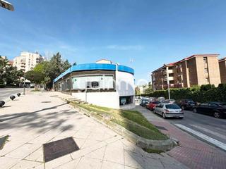 Lloguer Local Comercial a Santa Isabel. Local comercial en alquiler frente al teatro infanta leonor
