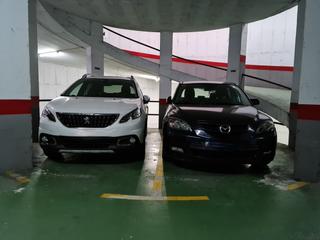 Aparcament cotxe a Centre. 2 plazas contiguas para 2 coches medianos o 1 coche grande