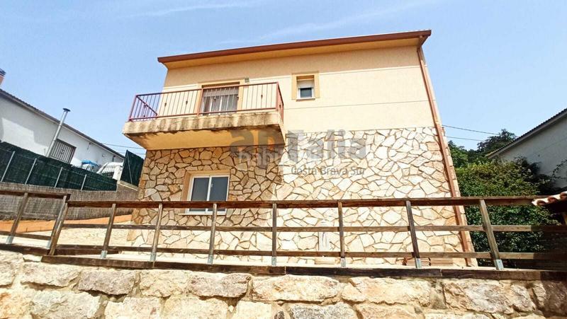 Foto 50285791-ab7a-4c0b-8ef5-d4c83a6d742a. Casa amb xemeneia aparcament a Aiguaviva Parc Vidreres