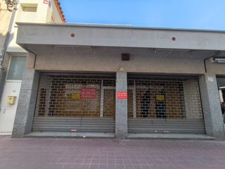 Lloguer Local Comercial a Port 57. Amplio local comercial en el corazón de lestartit