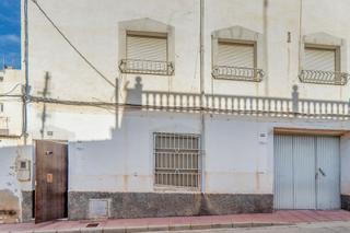 Piccolo appartamento in Calle del pilar 11. Amplia casa en estacion de blanca