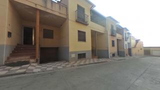 Casa adossada en Calle romero 8. Casa adosada de 3 plantas con patio y garaje en los ybenes