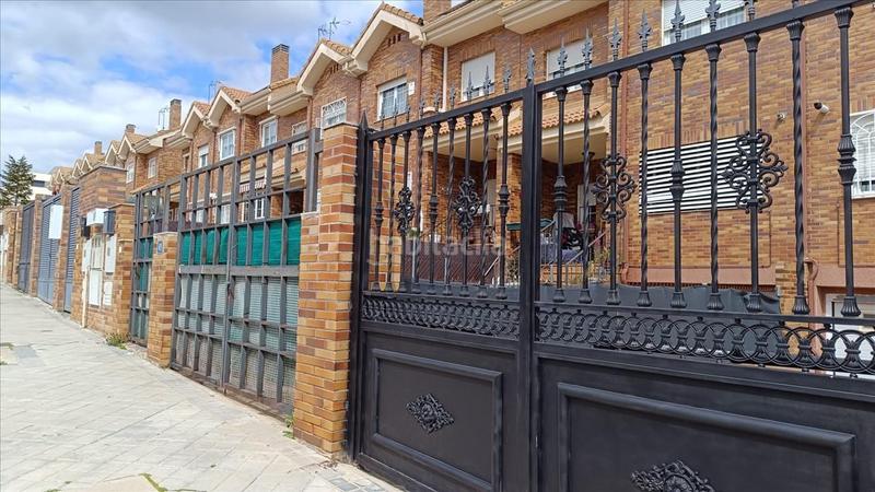 Foto a3d49834-1e50-4462-8b5c-a81a4475bb07. Casa adossada amb aparcament a Las Castañeras - Bulevar Arroyomolinos