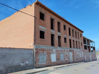 Edifici  Calle cuatro caminos. Edificio en construcción parada en hormigos