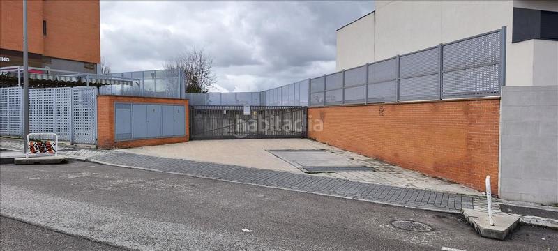 Foto f88b64dd-7e88-4da9-a29b-be2db2a2148e. Parking voiture dans Casco Histórico de Vicálvaro Madrid