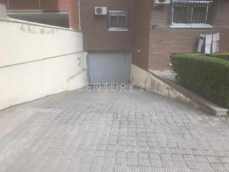 Foto 76efcc95-4451-46e5-92a2-b8fce7014ef6. Parking voiture dans Villaverde Alto Madrid