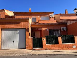 Chalet  Calle juan xxiii, 38, recas, spain 35. Chalet renovado en recas toledo con 4 habitaciones y terraza sol