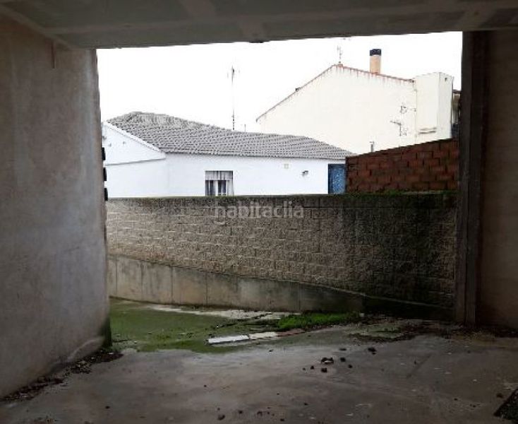 Foto f9725039-5e4c-46a4-80a2-231bb11d2d70. Aparcament cotxe a Santa Olalla