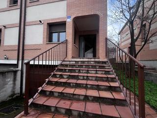 Chalet in Estación-Cruz Roja. Chalet de cuatro dormitorios con jardín privado.