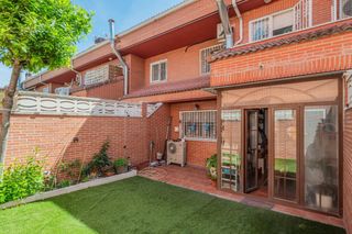 Casa adossada  Calle saucos los. Magnífico chalet adosado para entrar a vivir !