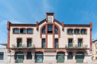 Building  Sant joan bosco. Destilerías gerunda: edificio modernista catalogado para rehabil
