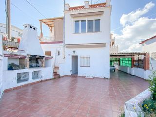 Casa  Albiñana. Casa a 4 vientos de 3 habitaciones con parcela, garaje y almacén