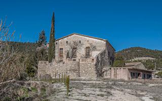 Country house  Cal aguilera. Masía en venta con gran terreno y vistas en castellolí, barcelon