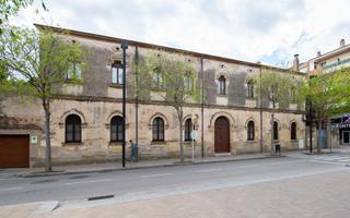 Casa a Carretera de Roses-Fossos. Antiguo monasterio con jardín en figueres centre