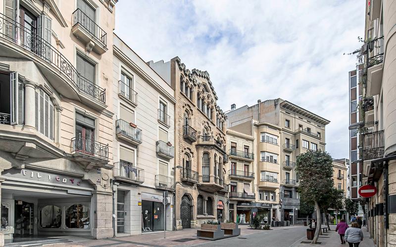 Foto e83164b1-444e-4f4a-b632-a5a616a08efa. Casa edificio emblemático arquitectura centenaria con infinito potencial en Reus