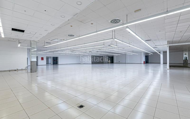 Lloguer Nau industrial  Pare manyanet. Se alquila local comercial en la sagrera  ideal para supermercad