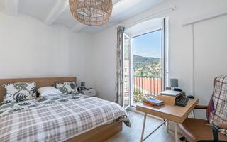 Pis  Burés. Piso con balcón con vistas a montserrat en castellbell i el vila