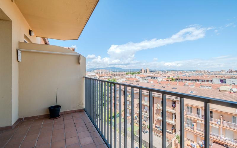 Foto 1d23aa66-266e-4296-aaca-d96fbcbb609f. Dúplex  con vistas panorámicas y garaje en la tranquila zona de lluis pericot. en Girona