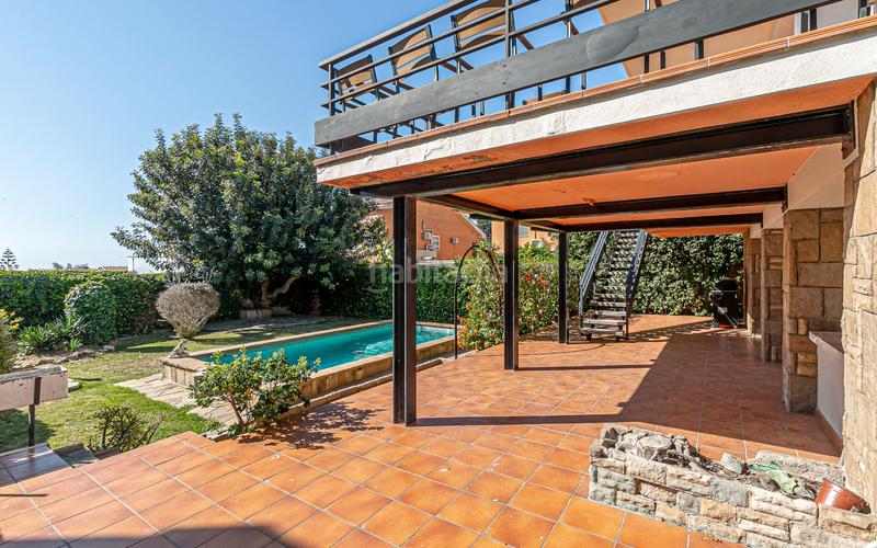 Foto e852ea9e-7d55-4f0d-ba77-58e27643e445. Casa con riscaldamento parcheggio piscina in Montmar Castelldefels