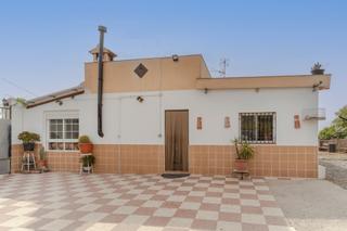 Masia a Motril  ciudad. Casa de campo de una sola planta con terreno a 5 minutos de motr