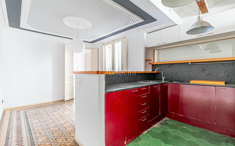 Foto 0d94d6aa-8970-4de3-9cde-2bbc355903e3. Piso  en venta en el Raval con 3 habitaciones y 3 balcones, en Barcelona