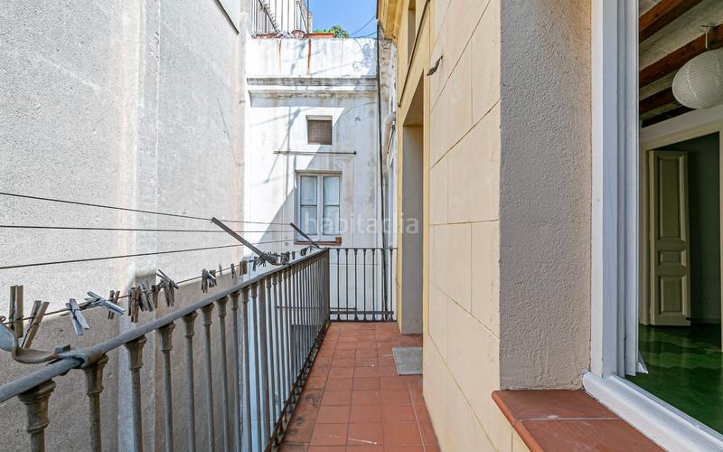 Foto 1c88e62f-11c0-4f30-84b9-e712c7a5a73d. Piso  en venta en el Raval con 3 habitaciones y 3 balcones, en Barcelona