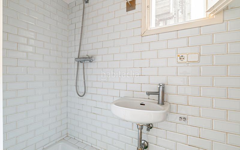 Foto 49155044-e085-4196-871b-f0e4b466647e. Piso  en venta en el Raval con 3 habitaciones y 3 balcones, en Barcelona