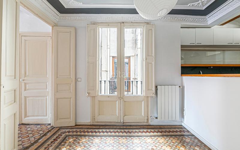 Foto 49843265-35a3-494d-8832-ec2d75cf53fb. Piso  en venta en el Raval con 3 habitaciones y 3 balcones, en Barcelona